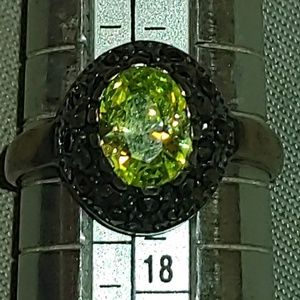 Vntg. Peridot marcasite ring